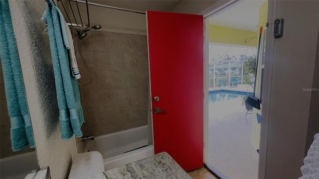 bathroom featuring a tile shower