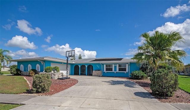 view of front facade featuring a garage and a front yard