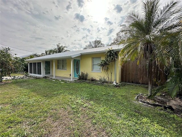 single story home with a front lawn