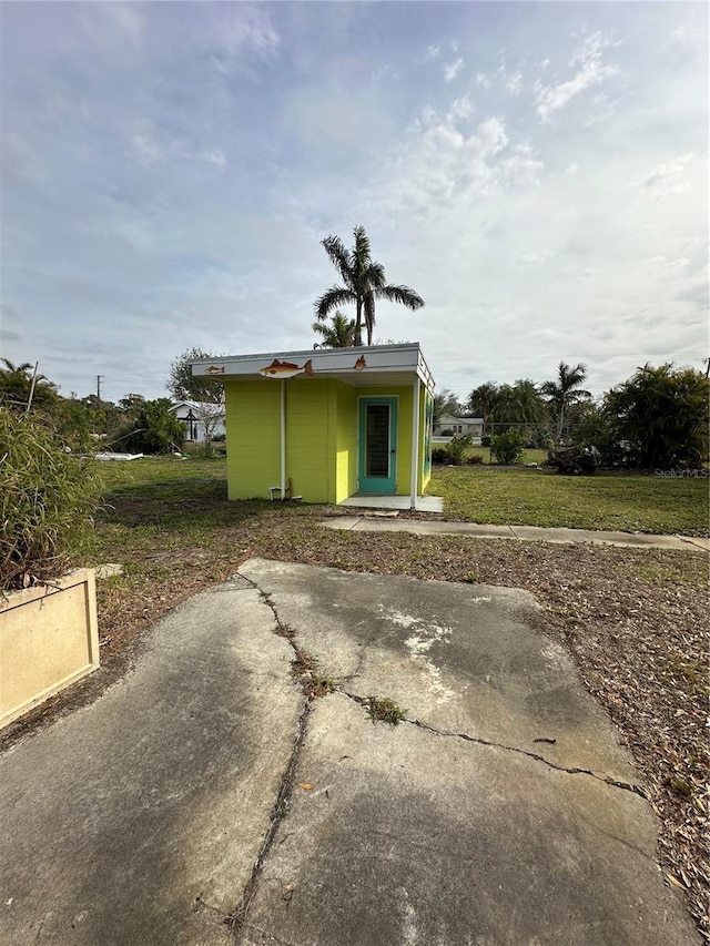 view of front facade featuring a front lawn