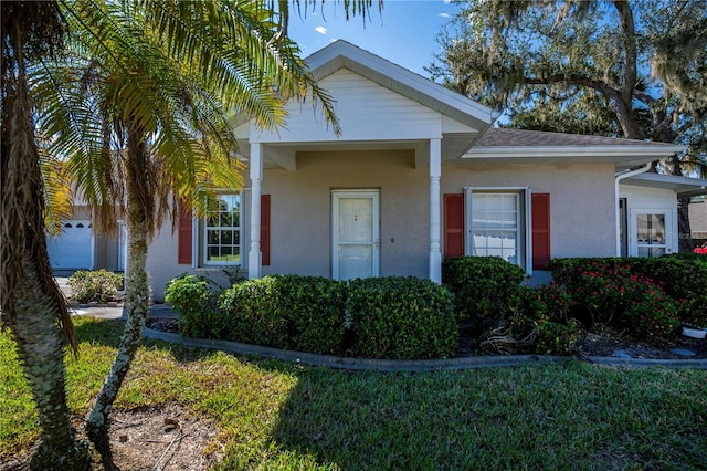 view of front of home featuring a front yard