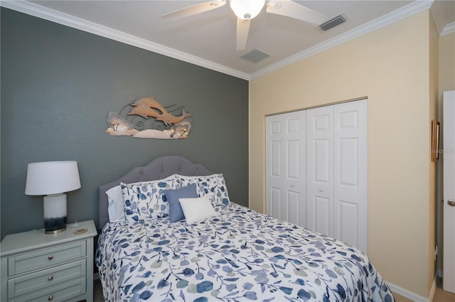 bedroom featuring crown molding, ceiling fan, and a closet