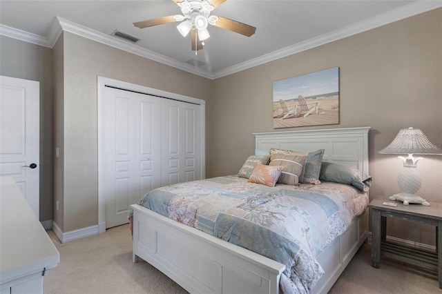 bedroom featuring light colored carpet, a closet, ceiling fan, and ornamental molding