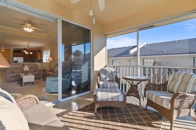 sunroom with ceiling fan