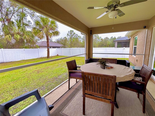 sunroom with ceiling fan