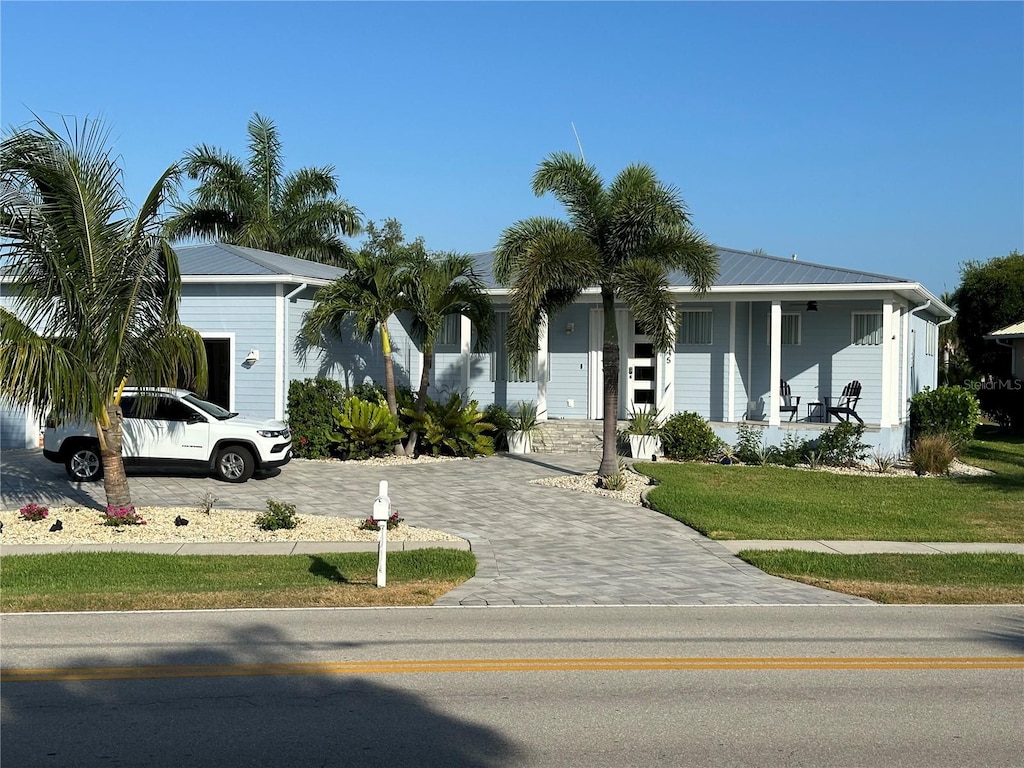 view of front of home featuring a front lawn