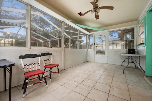 sunroom with ceiling fan