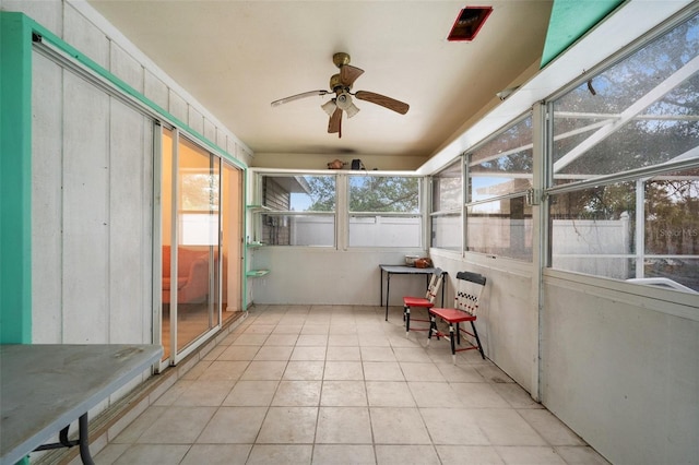 sunroom with ceiling fan