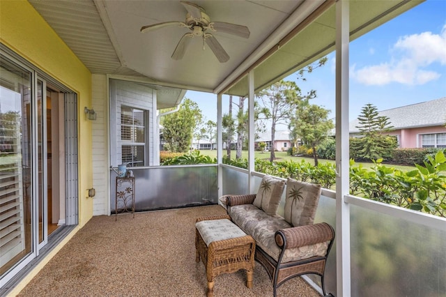 sunroom with ceiling fan