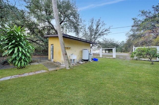 view of yard featuring an outbuilding