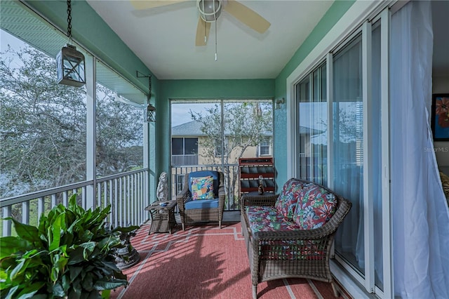 sunroom with ceiling fan