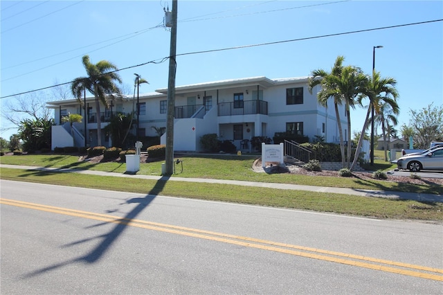 view of front of house with a front lawn