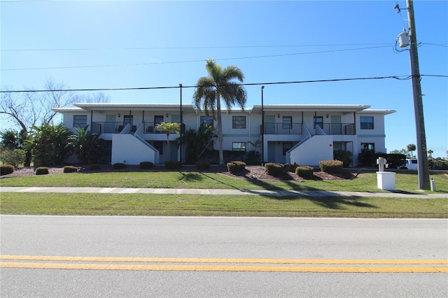 view of front of house featuring a front yard