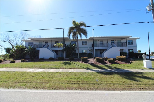 view of front facade with a front lawn