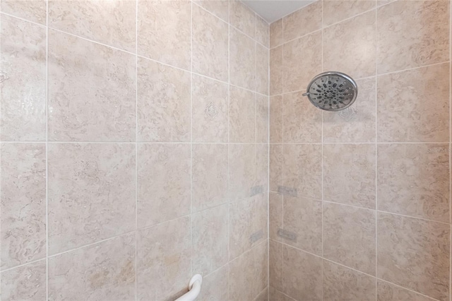 details featuring tiled shower