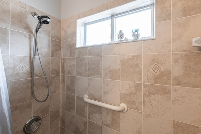 bathroom featuring a tile shower