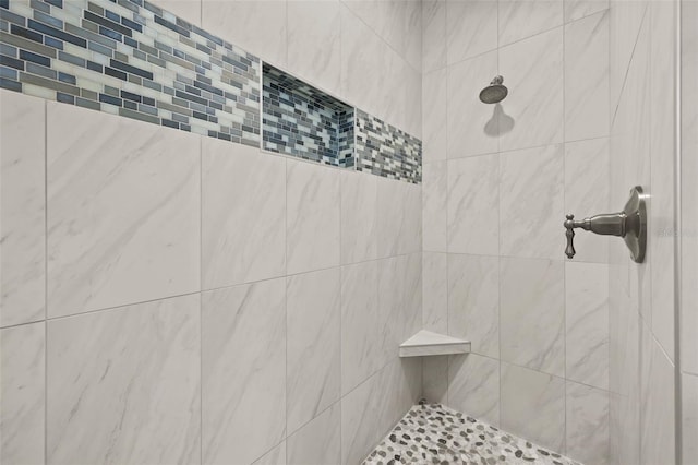 bathroom featuring tiled shower