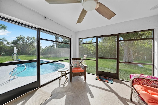 sunroom with ceiling fan