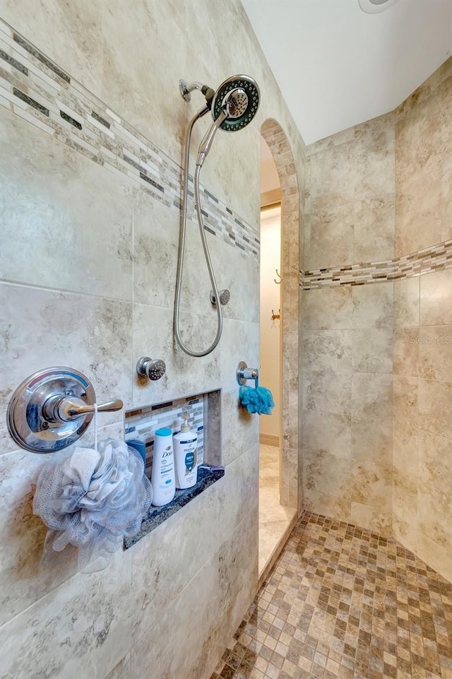 bathroom featuring tiled shower