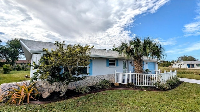 view of front of home featuring a front yard