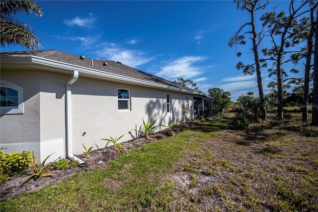 view of side of property featuring a lawn