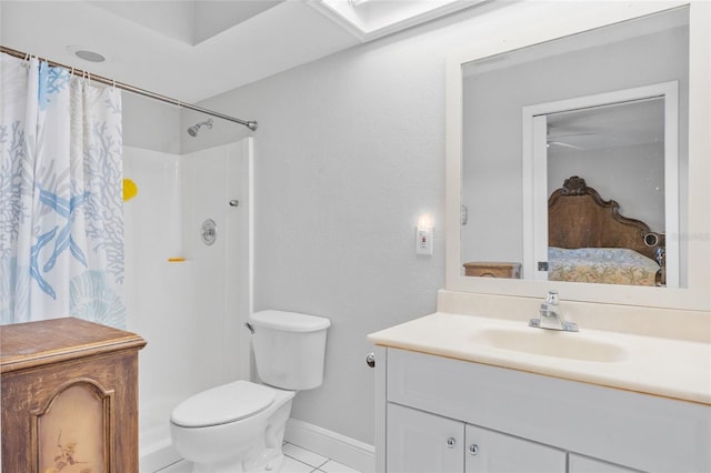 bathroom with a shower with curtain, vanity, and toilet