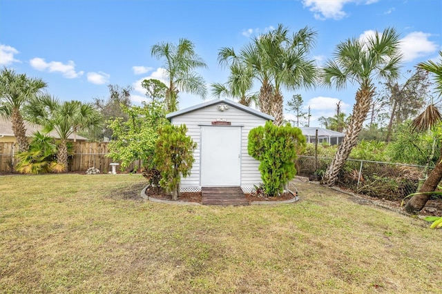 view of yard featuring a shed