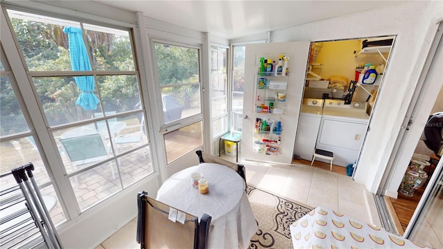 sunroom / solarium featuring independent washer and dryer