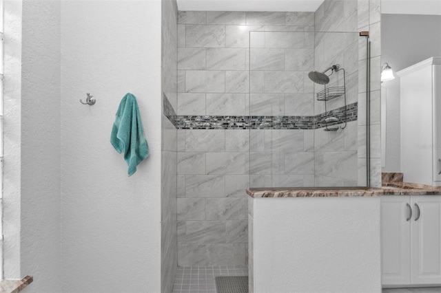 bathroom featuring tiled shower