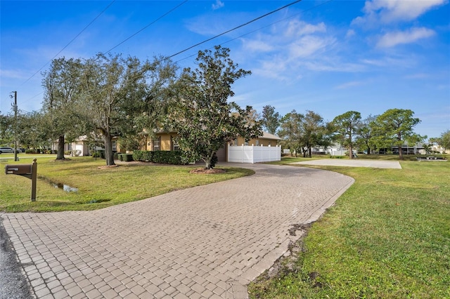 view of front of property featuring a front yard