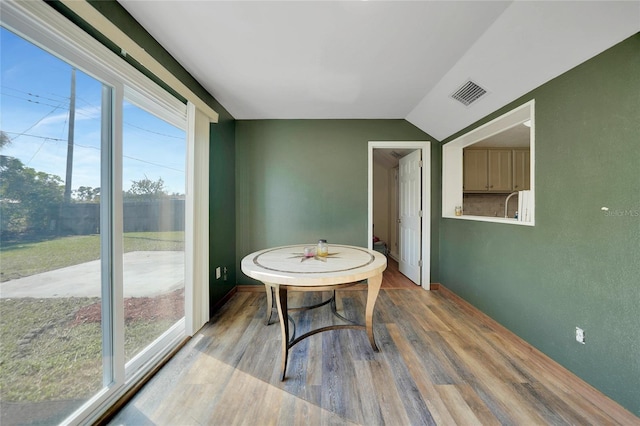 sunroom with lofted ceiling