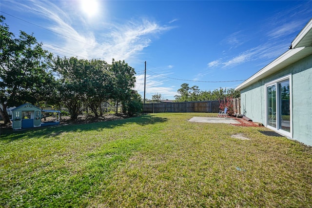 view of yard featuring a patio area