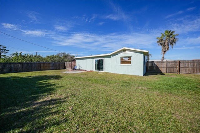 view of yard featuring a patio area