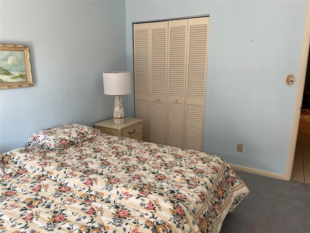 bedroom featuring baseboards, a closet, and carpet flooring