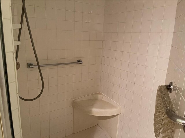 bathroom featuring a tile shower