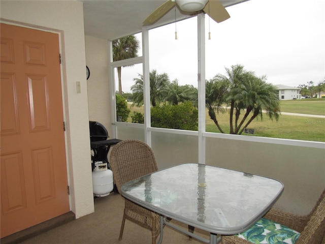 sunroom with ceiling fan