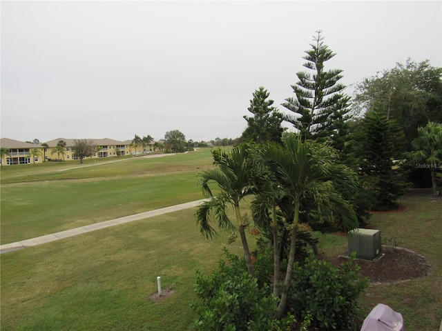 view of property's community featuring a lawn