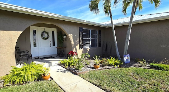 entrance to property with a yard