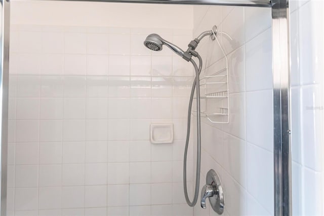 details with a tile shower