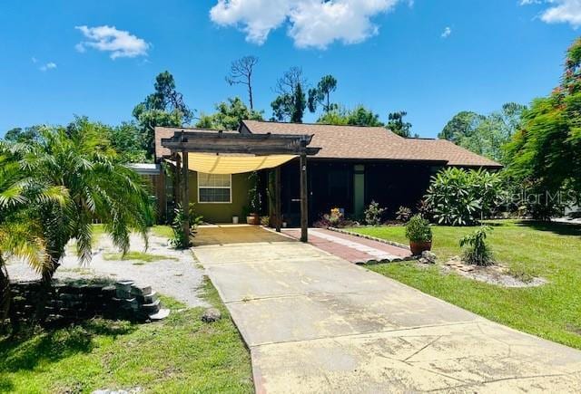 view of front of home featuring a carport and a front lawn