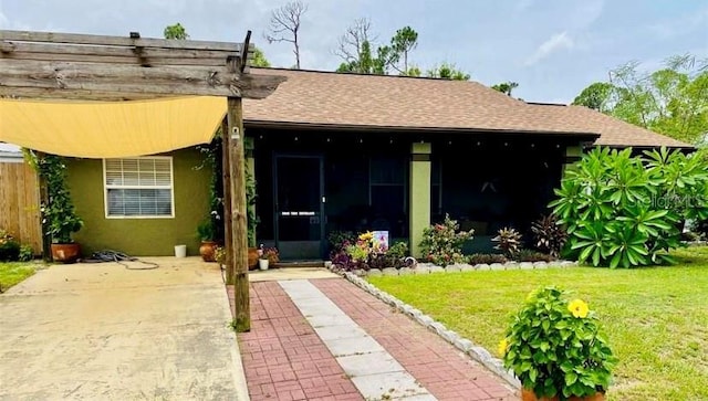 view of front of property with a front yard