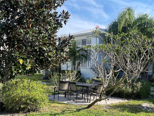 view of yard with a patio area