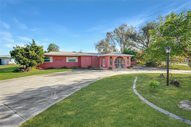 single story home featuring a front lawn