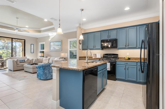 kitchen featuring sink, a kitchen island with sink, hanging light fixtures, black appliances, and blue cabinets