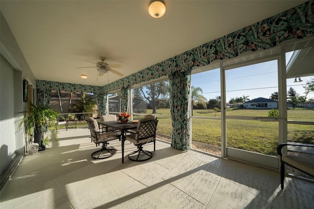 sunroom with ceiling fan