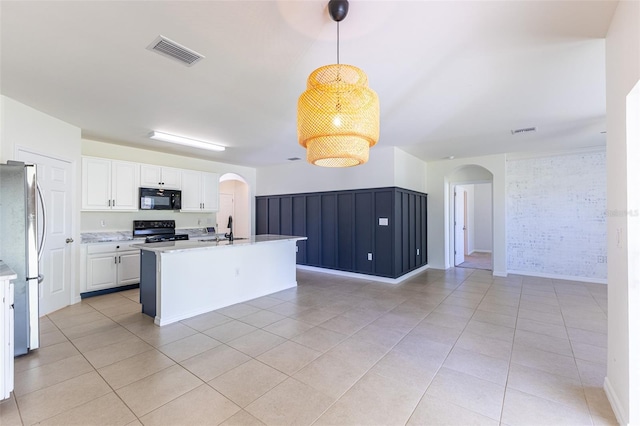 kitchen with white cabinetry, a kitchen island with sink, decorative light fixtures, black appliances, and sink