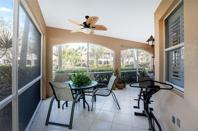 sunroom with ceiling fan