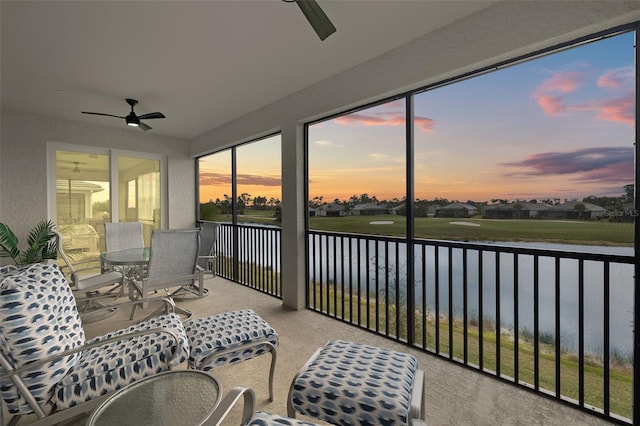 sunroom with ceiling fan