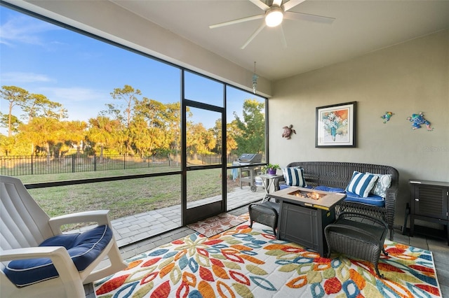 sunroom with ceiling fan