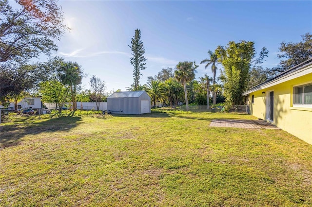 view of yard featuring a storage unit